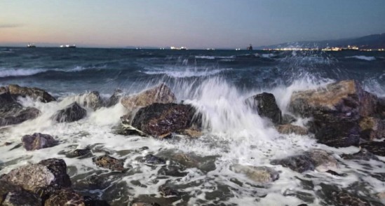 İskenderun'da deniz seviyesi yükseldi...